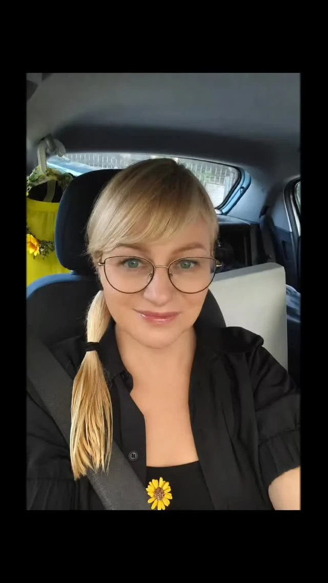 🚗🍯❤️‍🔥
Maj odszedł. Zabrał ze sobą kwitnące sady i pachnące bzy, lecz zostawił coś znacznie cenniejszego – wspomnienia ludzi, których spotkałam na swojej miodowej drodze 🚗🍯❤️‍🔥
Dziękuję Wam za ten wyjątkowy miesiąc!
Za każde spotkanie, każdą rozmowę, uśmiech i dobre słowo. Dziękuję wszystkim, którzy zatrzymali się przy naszym stoisku, spróbowali miodów, wracali po kolejne słoiki i dzielili z nami swoją życzliwością. 
Maj obdarował nas piękną pogodą, lecz to Wasze gorące serca sprawiły, że był naprawdę wyjątkowy.

Dziękuję, że jesteście częścią tej słodkiej historii 🍯❤️‍🔥
Beata Durzyńska @miodzianka.pl 

@lulucafelounge
@ivetfashiongniezno 
@targihandlove
@galeriagniezno 
@szubinski_dom_kultury 
@cudobestfest

#maj #miód #serce #ty #kolor