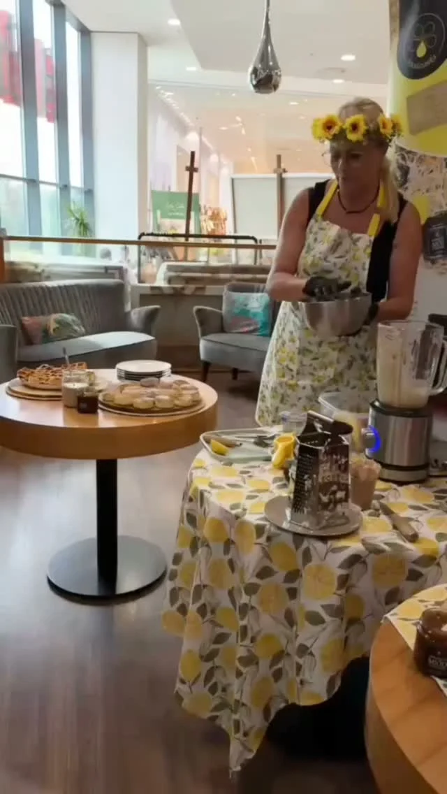 🍭🍭🍭
Kuchenne szaleństwo? Zdecydowanie tak! 
Działo się w Lulu Cafe Avenida Poznań.

"Szarlotkowe Pancakes* z jabłkami i kremowym sosem serowo-bananowym z dodatkiem Naturalny MIÓD z cynamonem. Smak, do którego chce się wracać! 
🍭🍭🍭
Pancakes receptura Ela Włochal @lulucafelounge 
Sos receptura Beata Durzyńska @miodzianka.pl 
🍭🍭🍭
Smacznie. Zdrowo. Naturalnie.

#kobieta #pancakes #zdrowie #śniadanie #miód